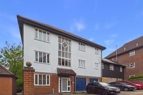 1 bed property, in Nicholsons Grove, £95,000