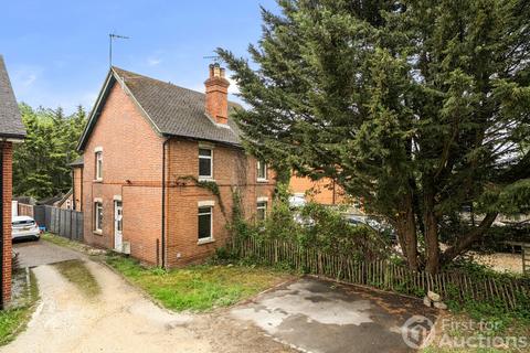 3 bed property, in Hyde End Road, £275,000