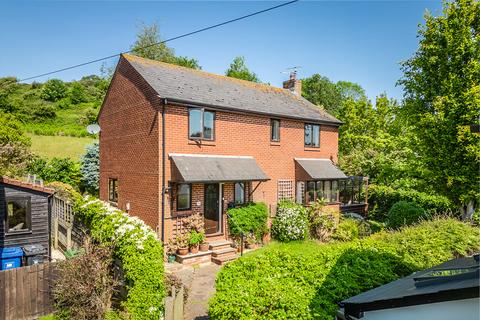 4 bed property, in Dukes Close, £500,000