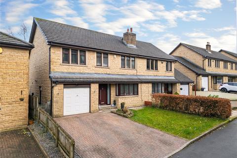 4 bed property, in White Lee Avenue, £395,000