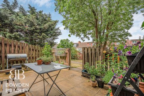 2 bed property, in Copford Close, £275,000
