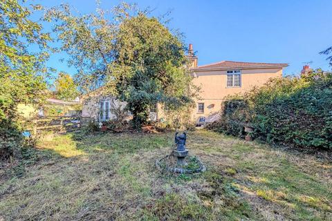5 bed property, in Red Roses, £295,000