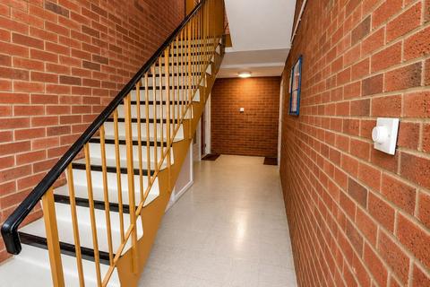 2 bed property, in LEIGHTON BUZZARD LU7, £200,000