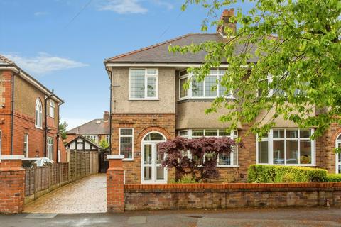 3 bed property, in Southgate, £280,000