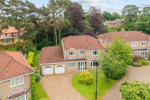 4 bed property, in The Lawns, £950,000