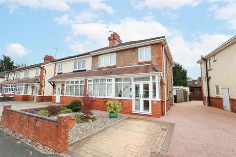 3 bed property, in Moorside Avenue, £325,000