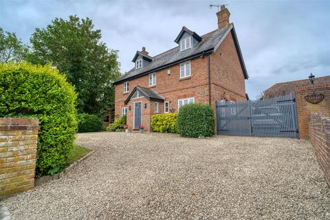 6 bed property, in Kings Stag, £685,000