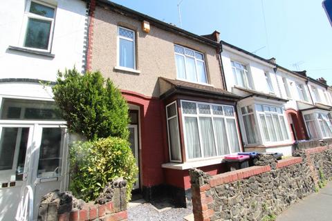3 bed property, in Silverdale Avenue, £285,000