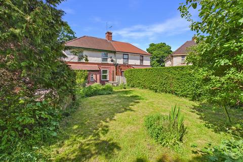 3 bed property, in Meadow Head Avenue, £235,000