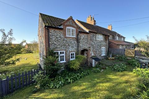 2 bed property, in Cottage rear of, £180,000