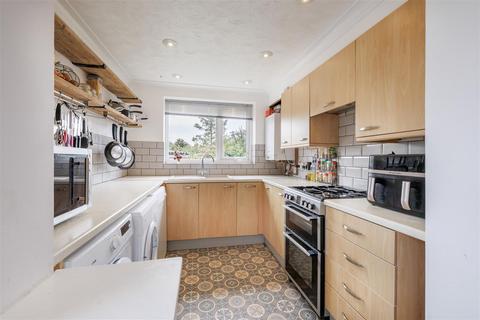 3 bed property, in Queens Drive, £290,000
