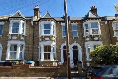 2 bed property, in 44B Wendover Road, £275,000