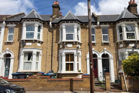 2 bed property, in 44B Wendover Road, £275,000