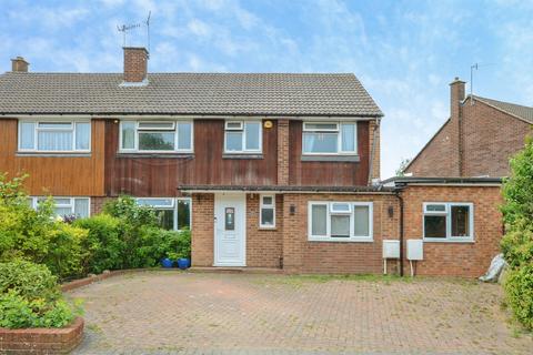 5 bed property, in Farm Way, £700,000