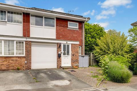 3 bed property, in Waltham Close, £325,000