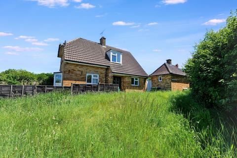 3 bed property, in 34 Clyffe Pypard, £77,000