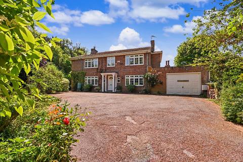 4 bed property, in Ellesborough, £850,000