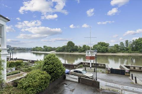 3 bed property, in Mylne Close, £795,000