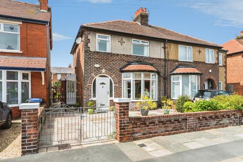 2 bed property, in Joyce Avenue, £180,000