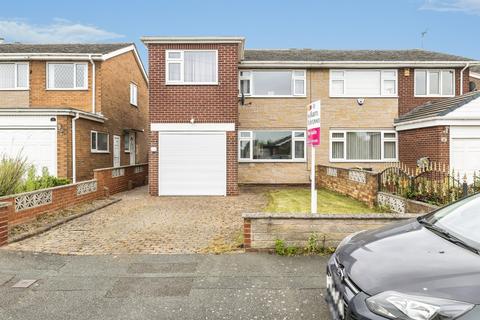 3 bed property, in Castle Syke View, £240,000