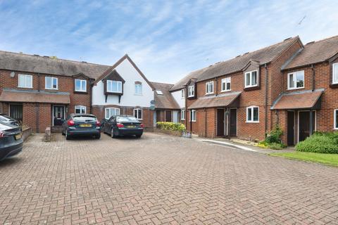 2 bed property, in Friday Court, £295,000