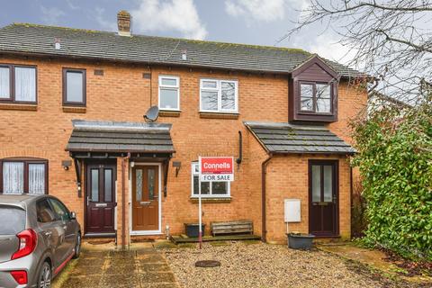 2 bed property, in Warwick Close, £200,000