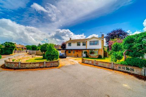 4 bed property, in Racefield Close, £825,000