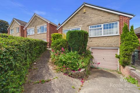 2 bed property, in Byron Close, £235,000