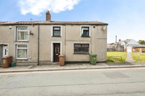 2 bed property, in Upper High Street, £110,000