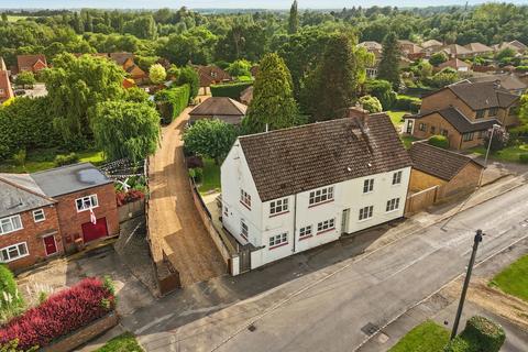 3 bed property, in Berry Lane, £425,000