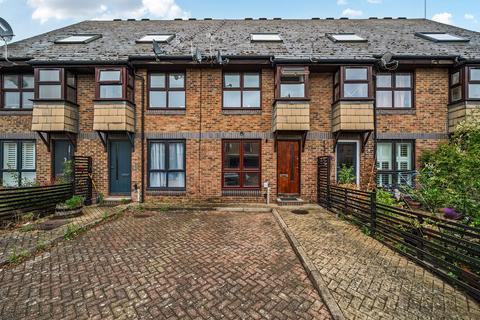 1 bed property, in Kinburn Street, £300,000
