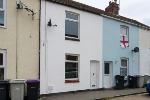 3 bed property, in Victoria Road, £100,000
