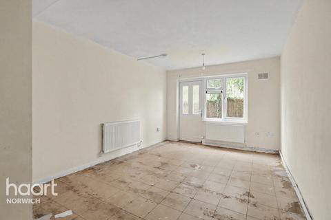 2 bed property, in Bottom Breck Close, £155,000
