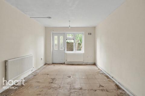 2 bed property, in Bottom Breck Close, £155,000