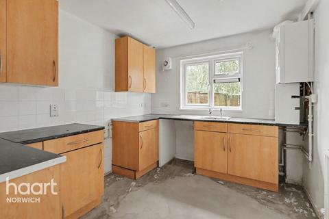 2 bed property, in Bottom Breck Close, £155,000