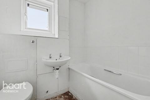 2 bed property, in Bottom Breck Close, £155,000