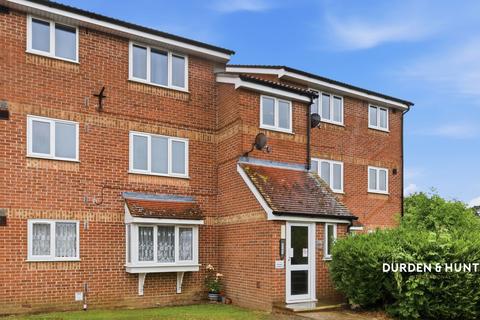 1 bed property, in Lesney Gardens, £100,000