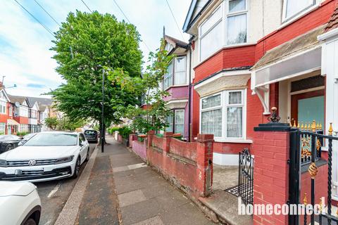 3 bed property, in Caledon Road, £460,000
