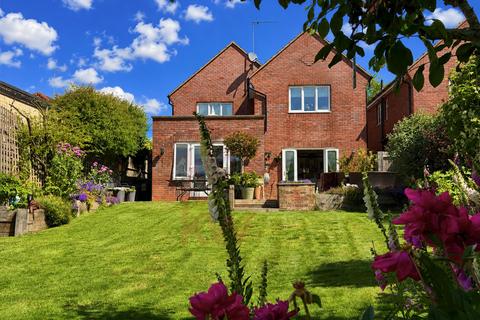 4 bed property, in Main Road, £650,000