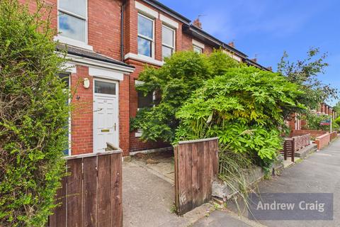 2 bed property, in Hyde Terrace, £165,000