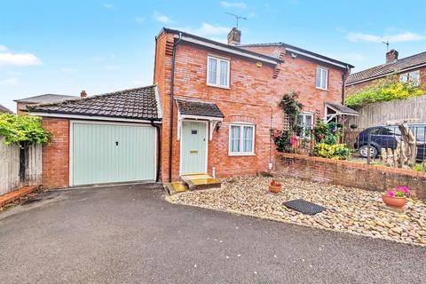 2 bed property, in Sturminster Newton, £225,000