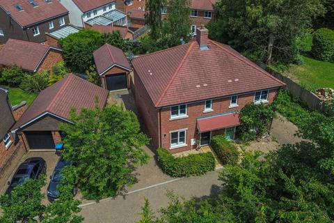 3 bed property, in Knight Close, £475,000