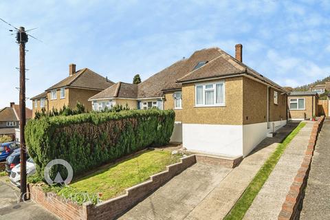 3 bed property, in Coombfield Drive, £425,000
