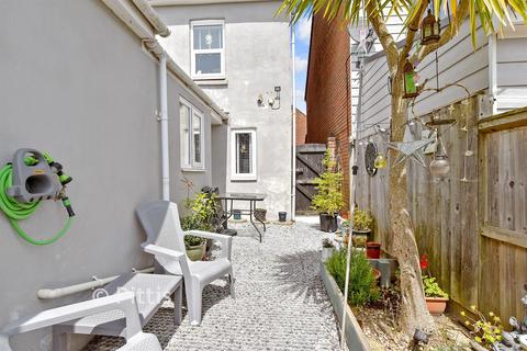2 bed property, in Worsley Road, £165,000