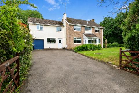 5 bed property, in Spacious five bedroom home in village loaction, £775,000