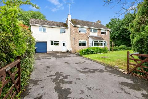 5 bed property, in Spacious five bedroom home in village loaction, £775,000