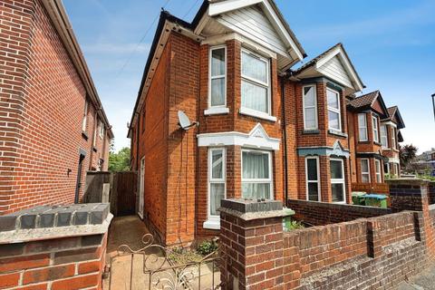 3 bed property, in Oakley Road, £270,000