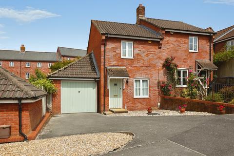 2 bed property, in Honeymead Lane, £225,000