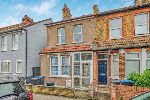 3 bed property, in Fernlea Road, £430,000
