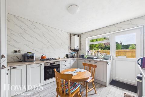 4 bed property, in Alandale Drive, £350,000